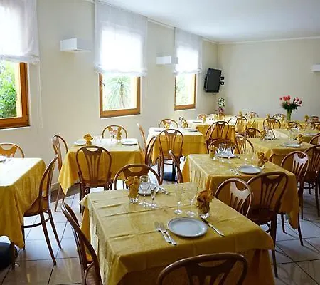 Hotel Careni Italia 3*